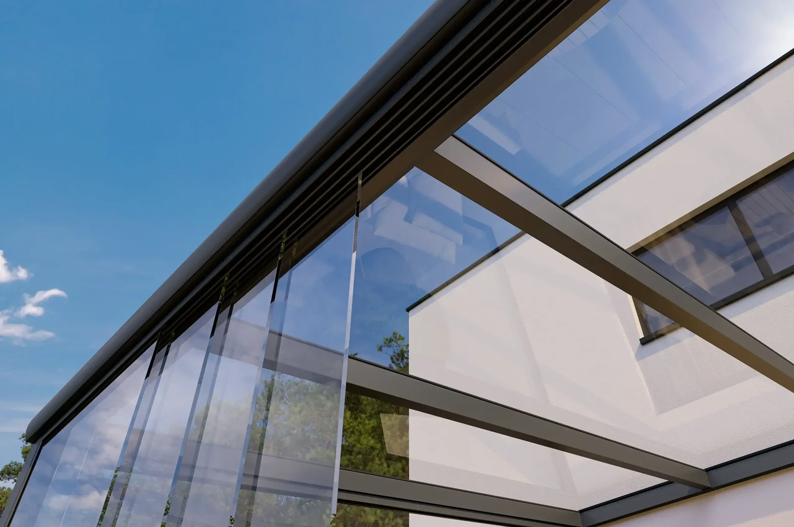 Glas-Schiebewand an einer Terrassenüberdachung mit Blick in den Garten